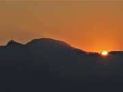 68 Il sole, mentre cammino, ricompare per un attimo oltre lo Zucco 